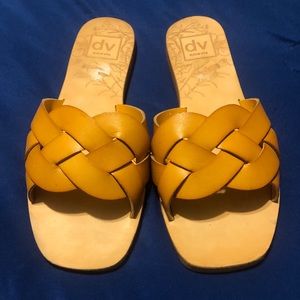 Cute ☺️ Mustard/yellow slide!